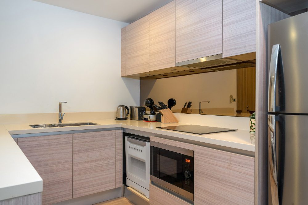 Cocina moderna pequeña de color beige madera y blanco