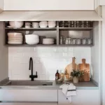 Estante de platos y fregadero para cocina moderna